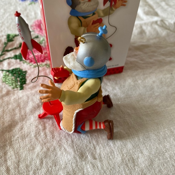 Hallmark’13 Toymaker Santa Series - Picture 7 of 12